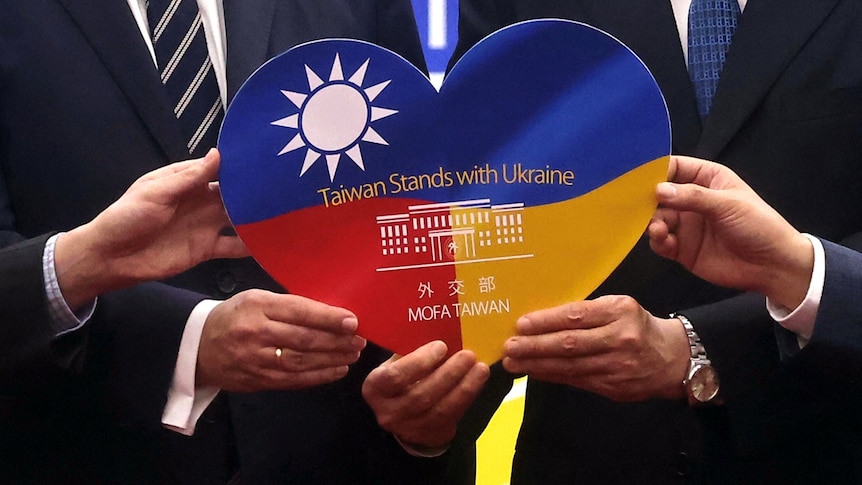 A heart with the Taiwanese and Ukrainian flags