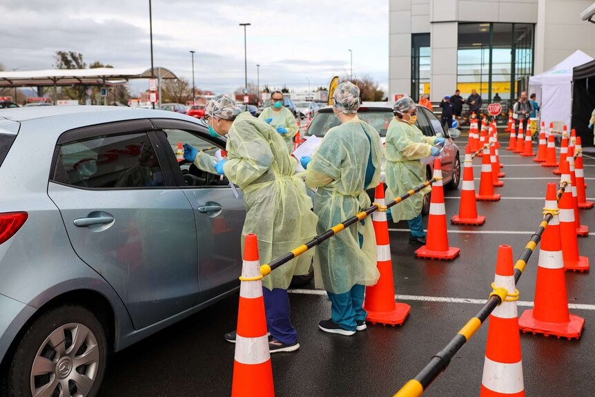 Motorists queue at a community coronavirus testing centre in New Zealand.
