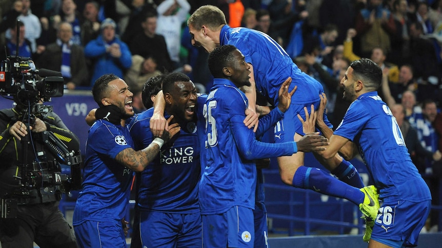 Leicester's Wes Morgan (2ndL), celebrates with team-mates after scoring against Sevilla.