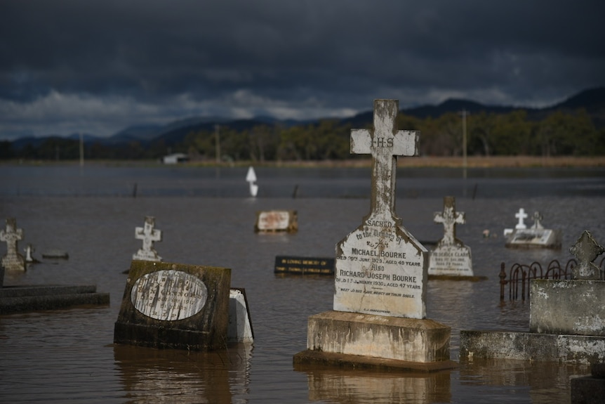 надгробни плочи, стърчащи от наводненията, 