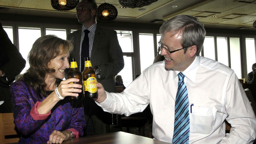 Opposition leader Kevin Rudd toasts ALP candidate Janelle Saffin