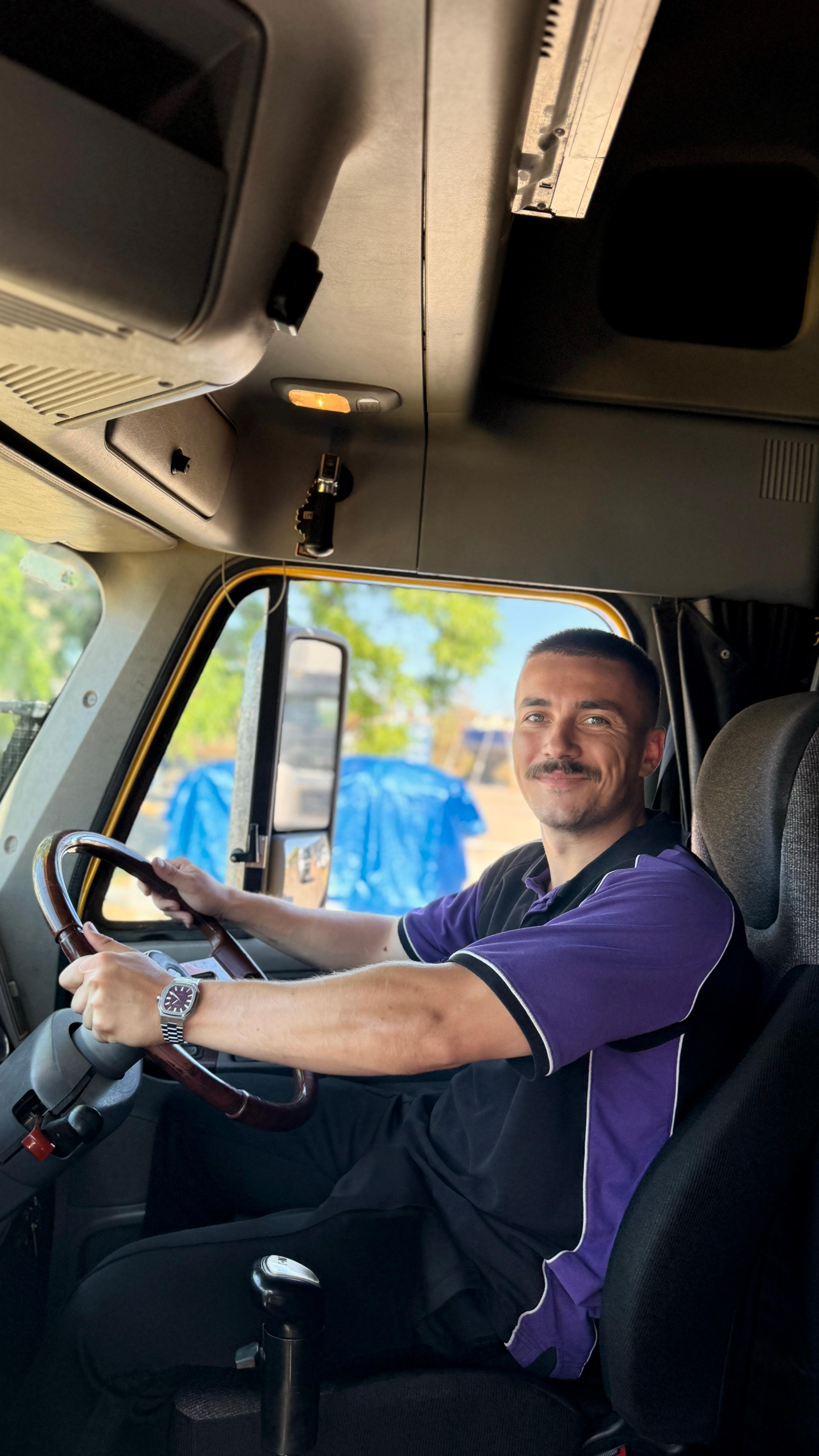 joven en la cabina de un camión.