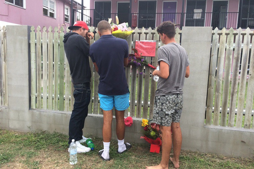 Distraught backpackers hang tributes to Mia Ayliffe-Chung at Home Hill