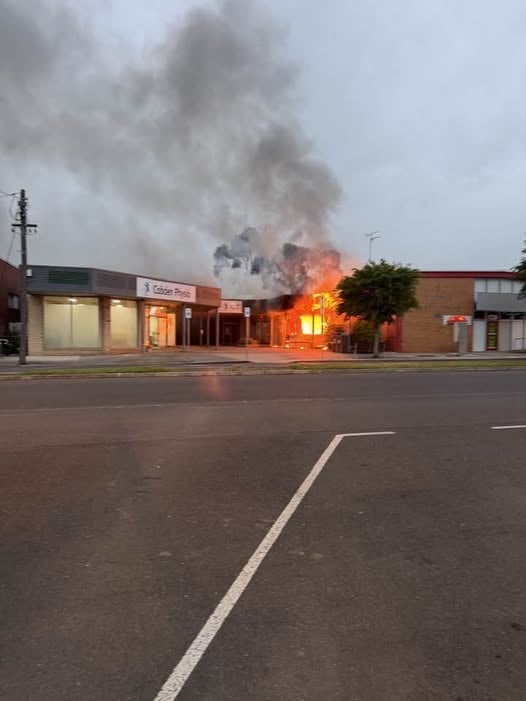 Roads closed and shops damaged after tobacco shop fire in Cobden
