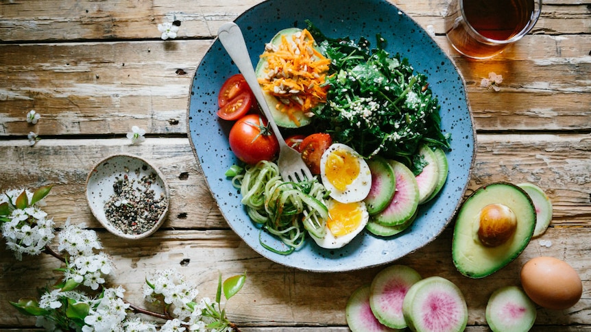 A salad with egg in a bowl.