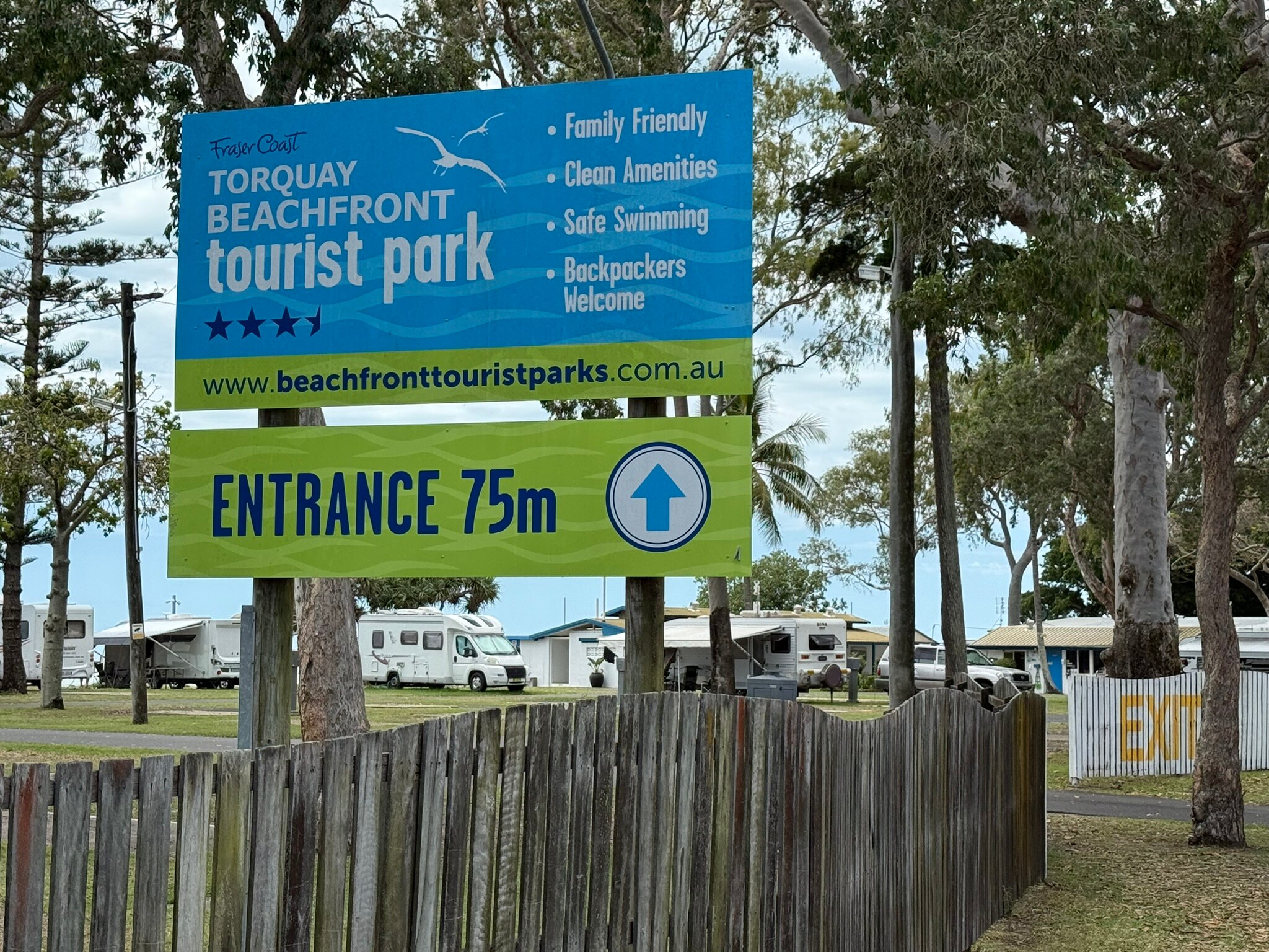 Uma placa na entrada de um parque de caravanas.