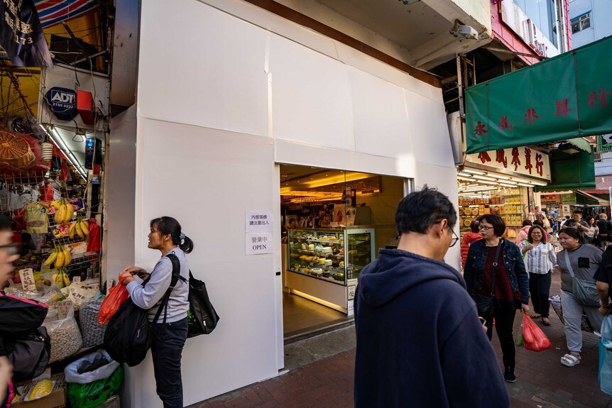一些被指责为支持中国的商家用白板将店门口围起来。