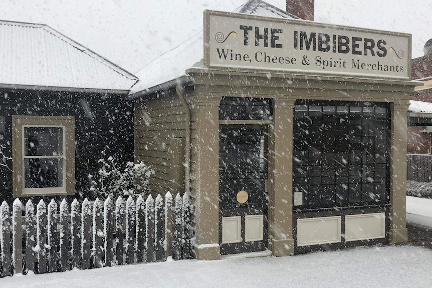 Imbibers bar in Oatlands in snow