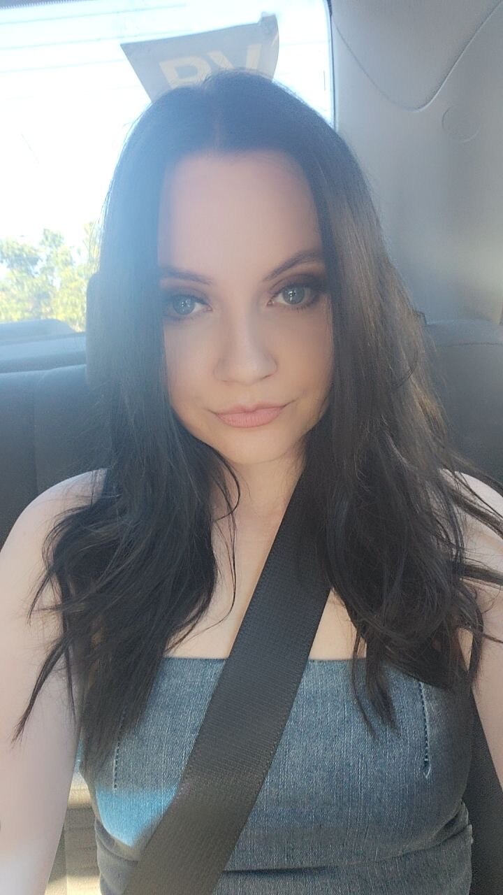 Una chica en la parte trasera de un coche. 