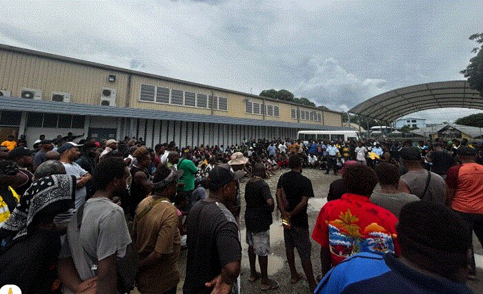 Olketa public transport ona an woka miting long Honiara (C. Leong)