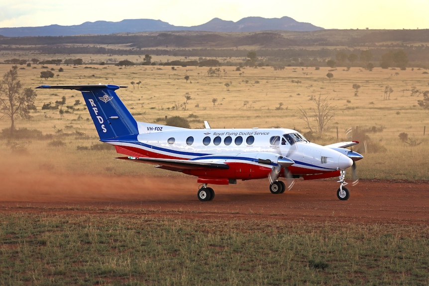 Royal Flying Doctor Service atterrit sur de la terre rouge dans l'outback
