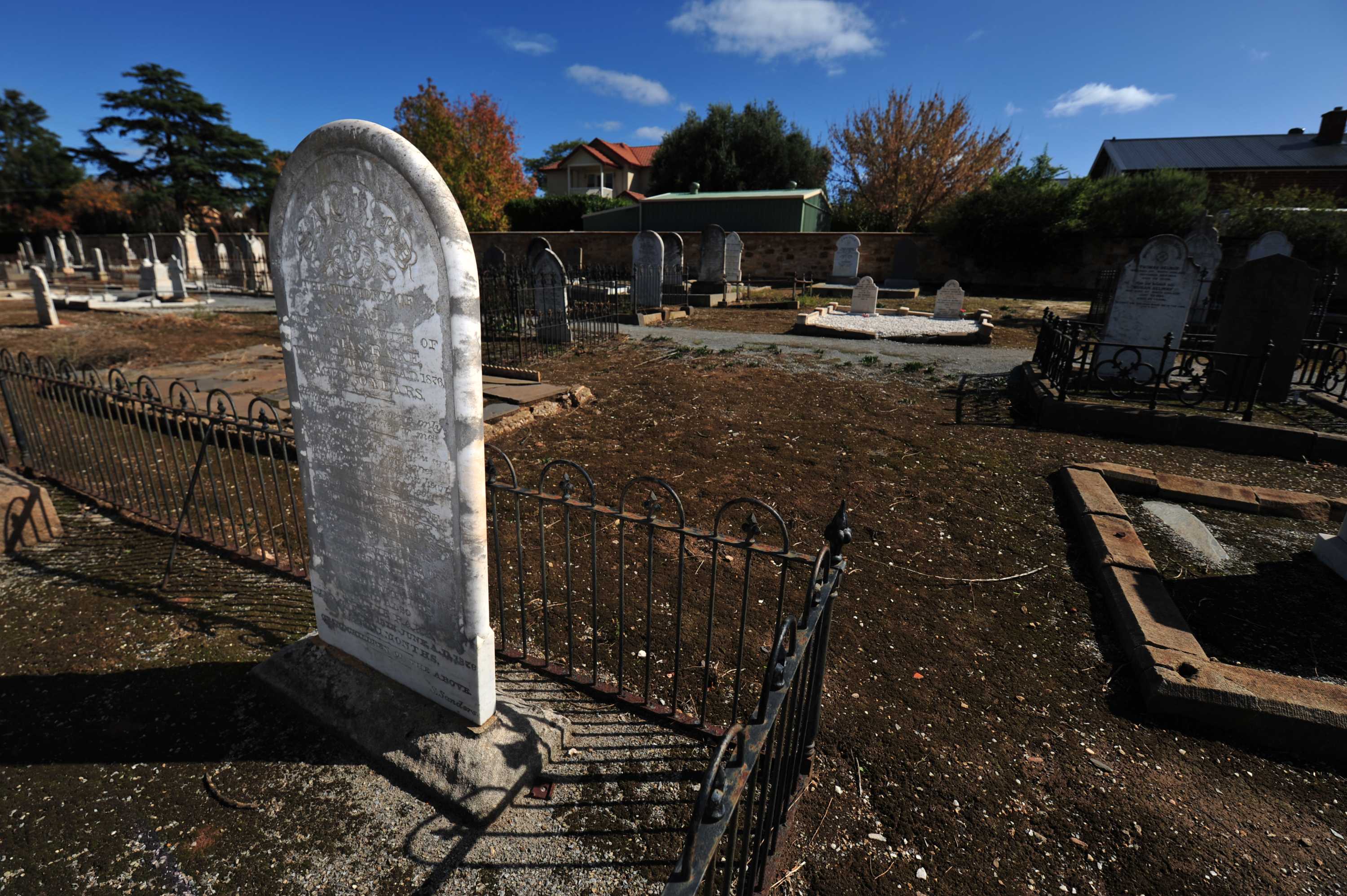 Archaeologist searching for thousands of unmarked graves in Australia's cemeteries ABC News