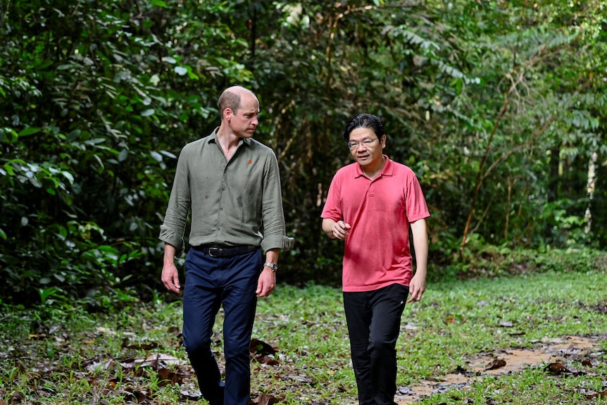 El príncipe Williams camina con el viceprimer ministro de Singapur, Lawrence Wong, en un parque.