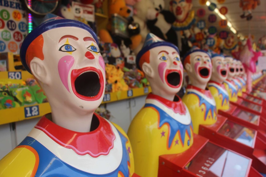 El juego Laughing Clowns en el callejón sideshow.