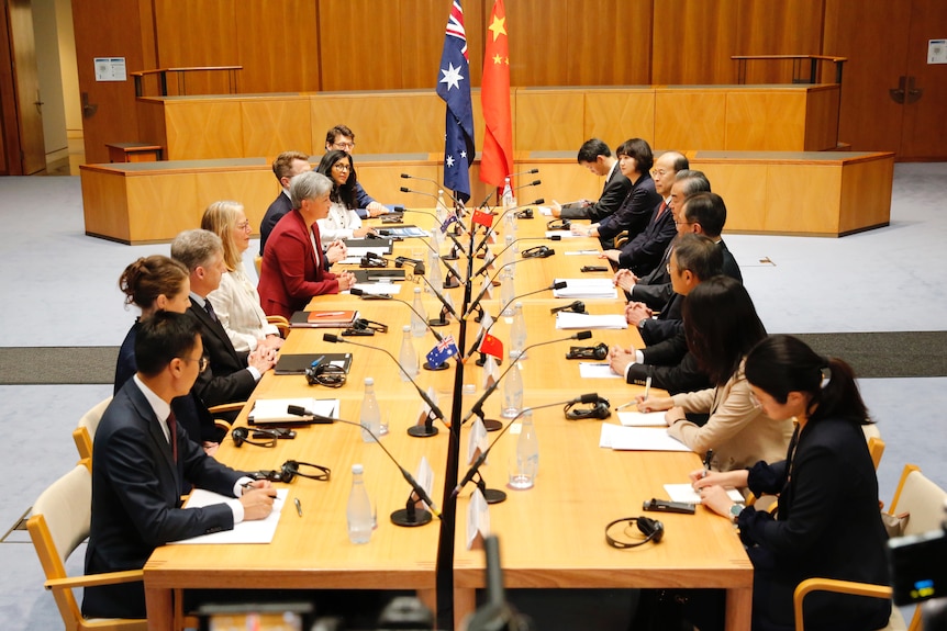 A table of diplomats from China and Australia facing each other.
