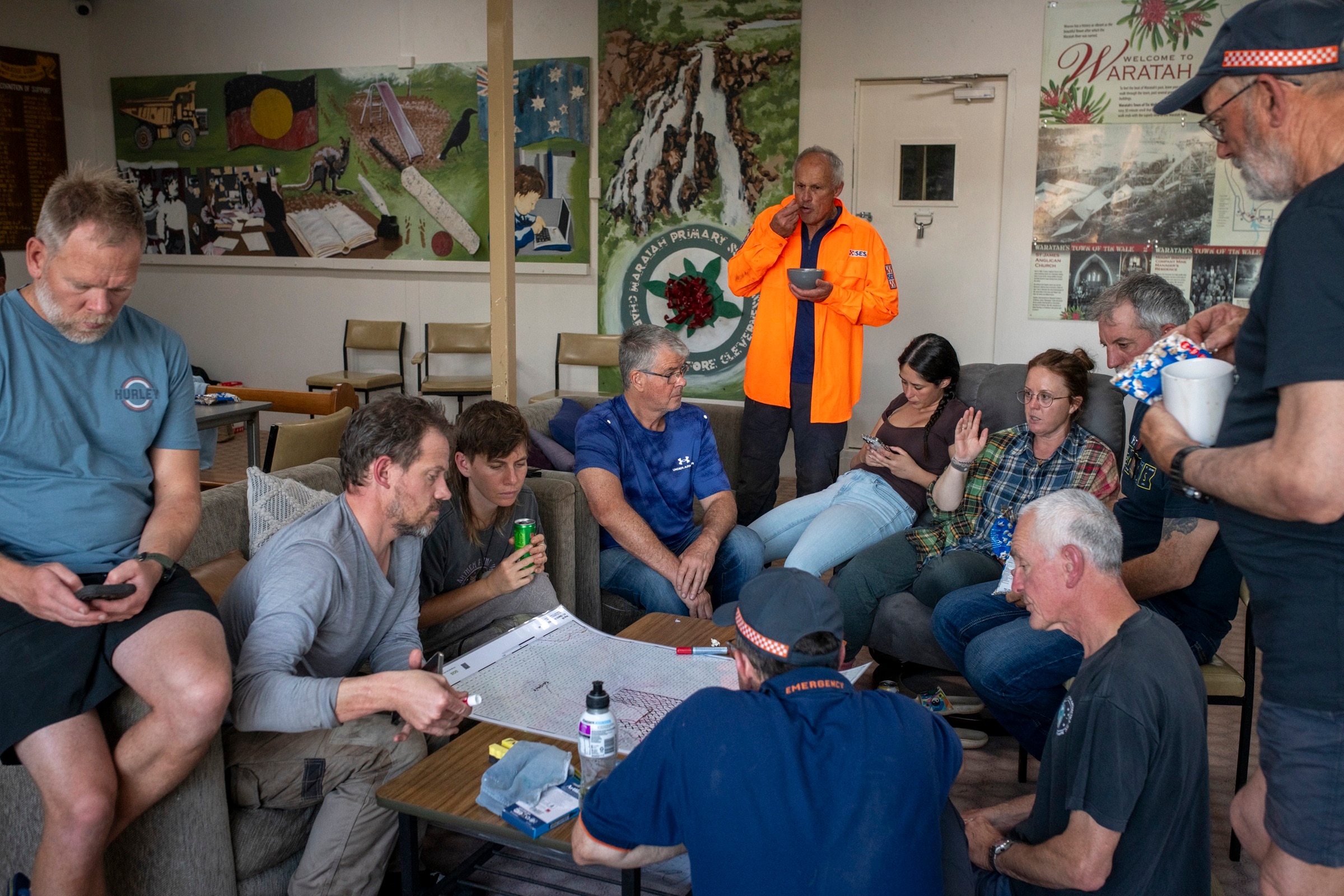 Los voluntarios repartieron tarjetas en su base, el Waratah Men's Shed.