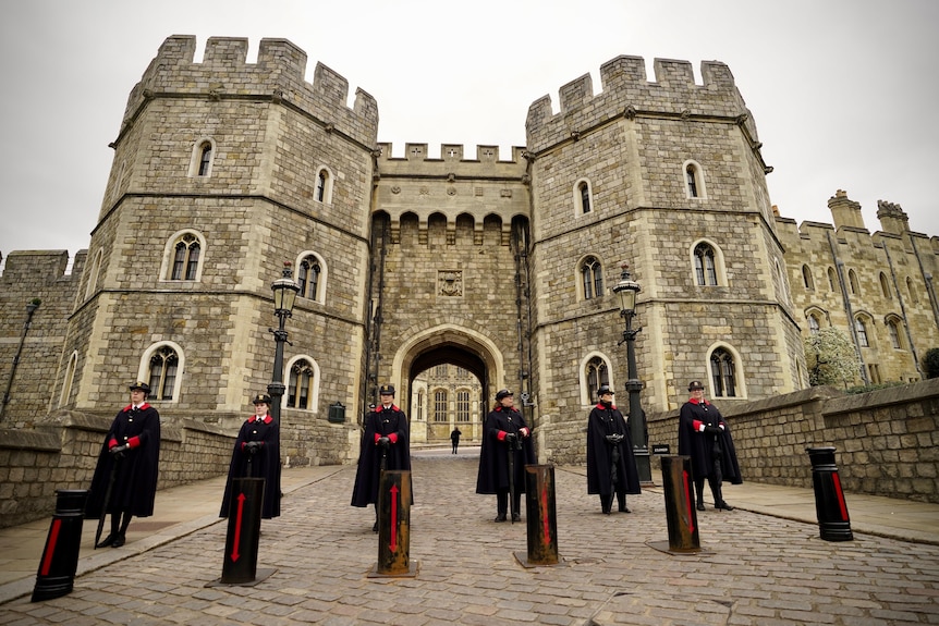 Guardias de pie frente a la entrada del Castillo de Windsor.