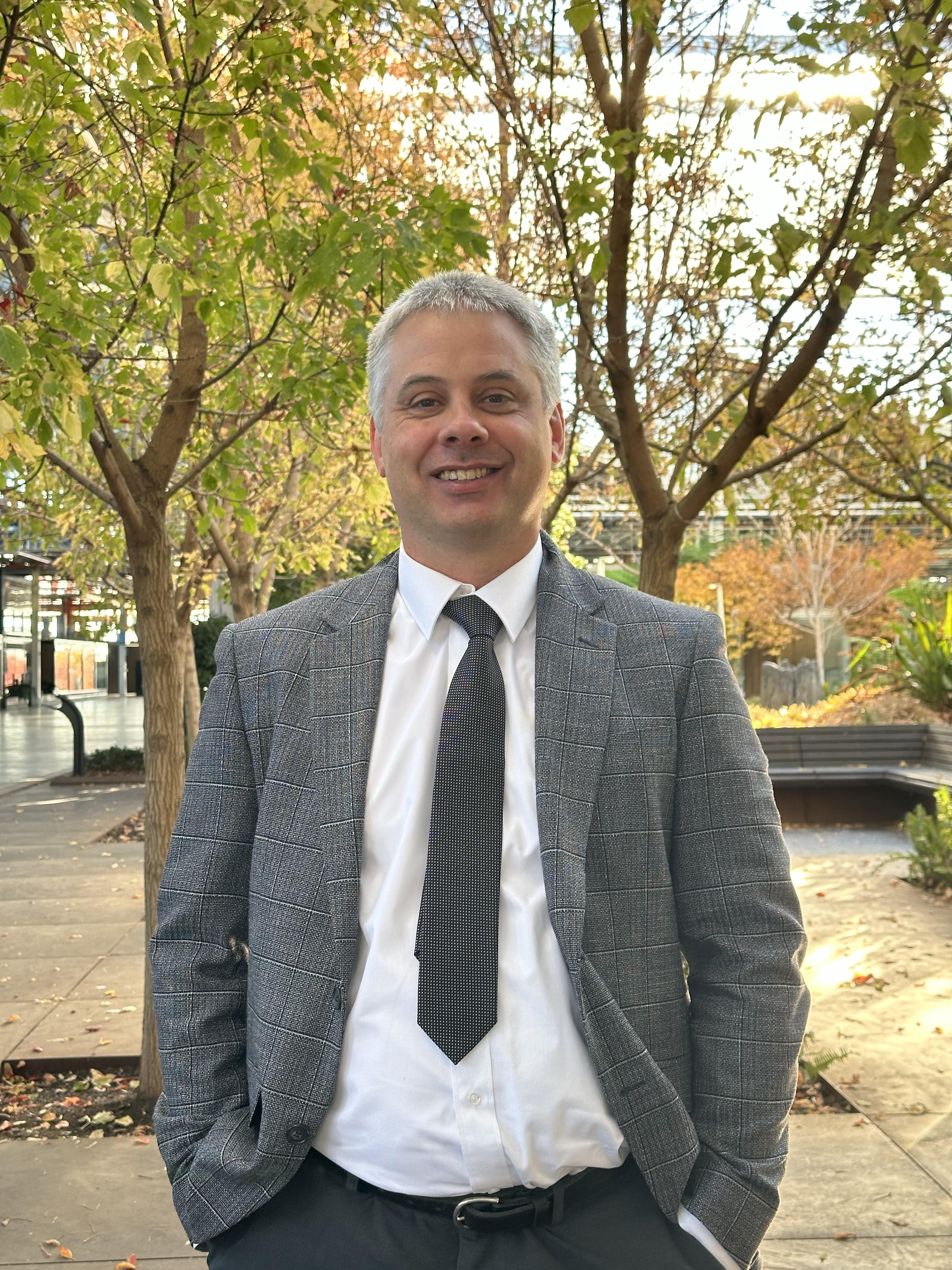 Un hombre sonriendo con traje 