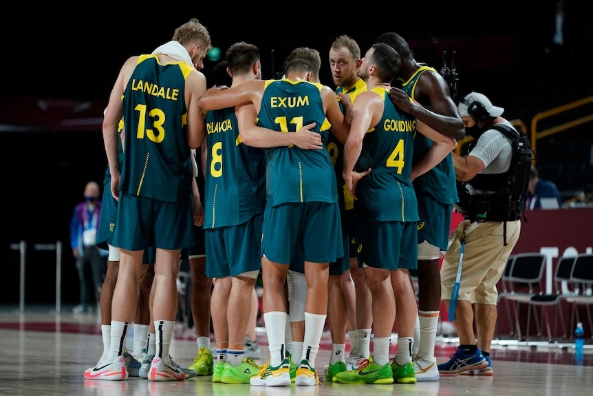 Joe Ingles speaks to the Boomers in a huddle after their basketball semi-final loss to the USA at the Tokyo Olympics.