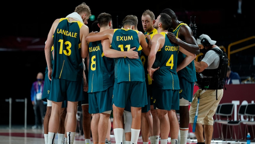 Joe Ingles speaks to the Boomers in a huddle after their basketball semi-final loss to the USA at the Tokyo Olympics.