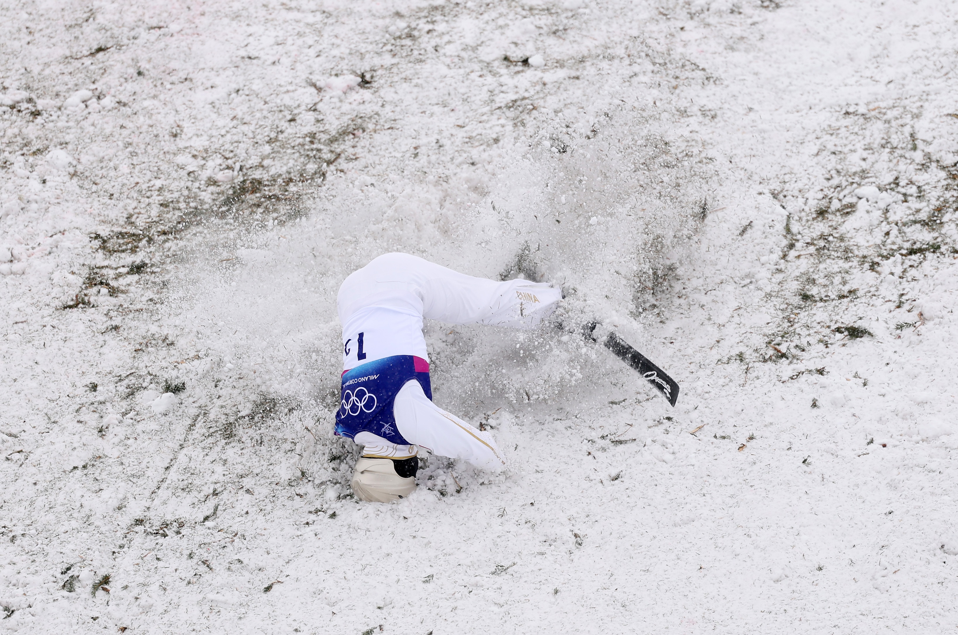 Wang Xindi cai no chão