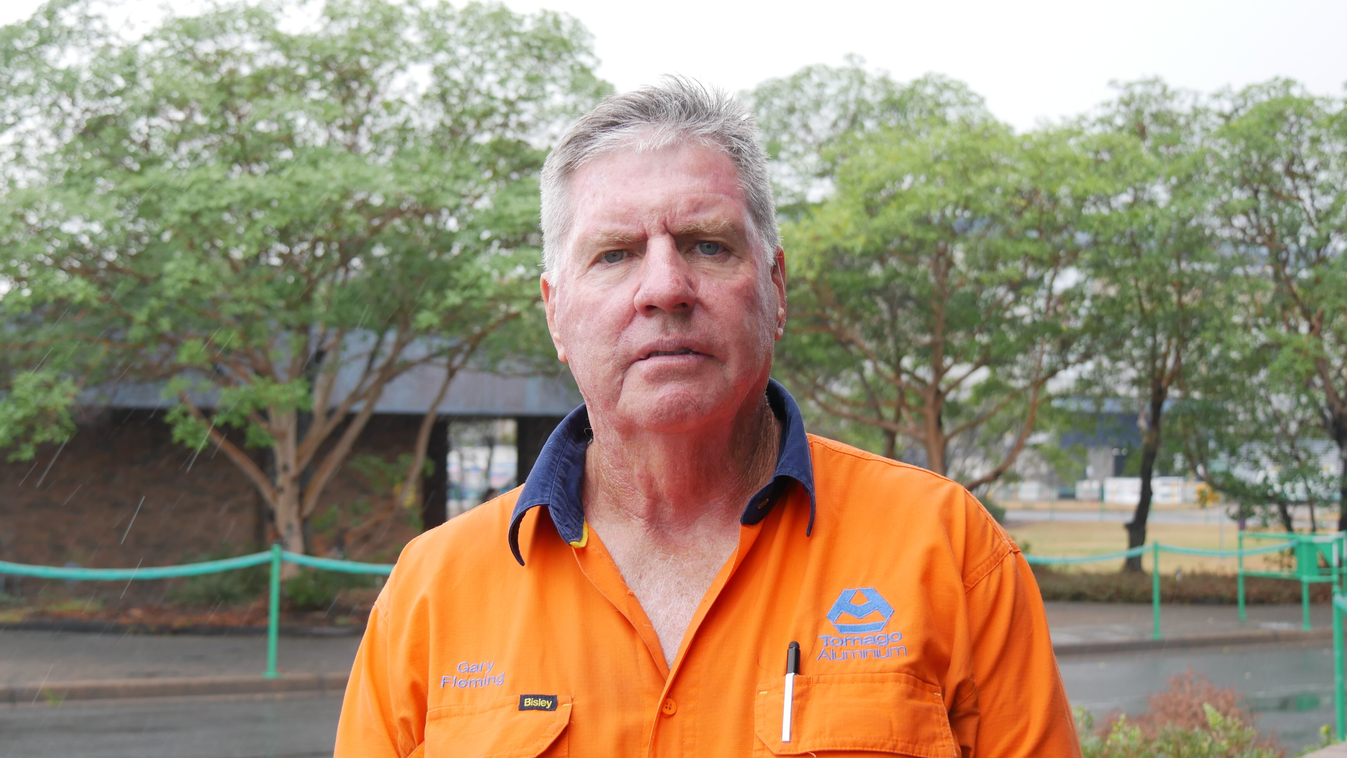 Hombre vestido con ropa de trabajo en colores neón.