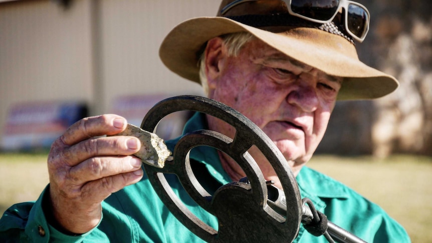 Gold rush in outback Queensland as prospectors look to capitalise on