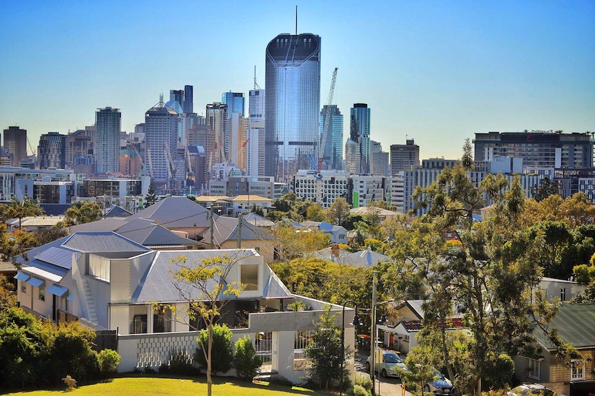 Queensland Government Building 1 William Street e altri edifici nel CBD di Brisbane, con case su Highgate Hill in vista.