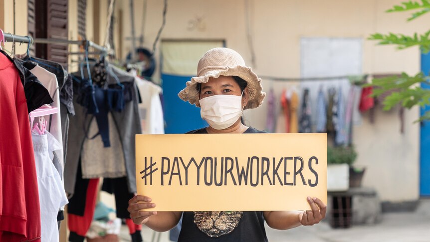 Alors que les marques mondiales se remettent du COVID-19, les travailleurs cambodgiens du secteur de l’habillement sont confrontés à une dette croissante.