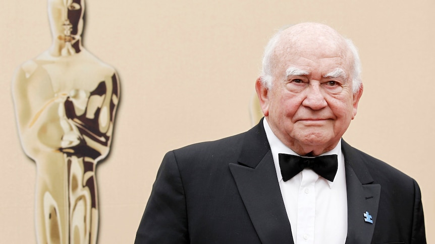 actor Ed Asner arrives during the 82nd Academy Awards in a tuxedo