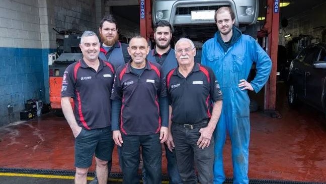 Adelaide servo offering old-fashioned service - ABC listen