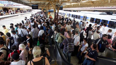 Rail commuters crowd onto a platform on Flinders Street Station in Melbourne. (AAP: Andrew Henshaw)