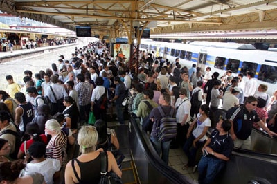Rail commuters crowd onto a platform on Flinders Street Station in Melbourne. (AAP: Andrew Henshaw)