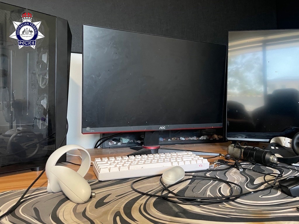 Un monitor de computadora y un teclado sobre un escritorio.