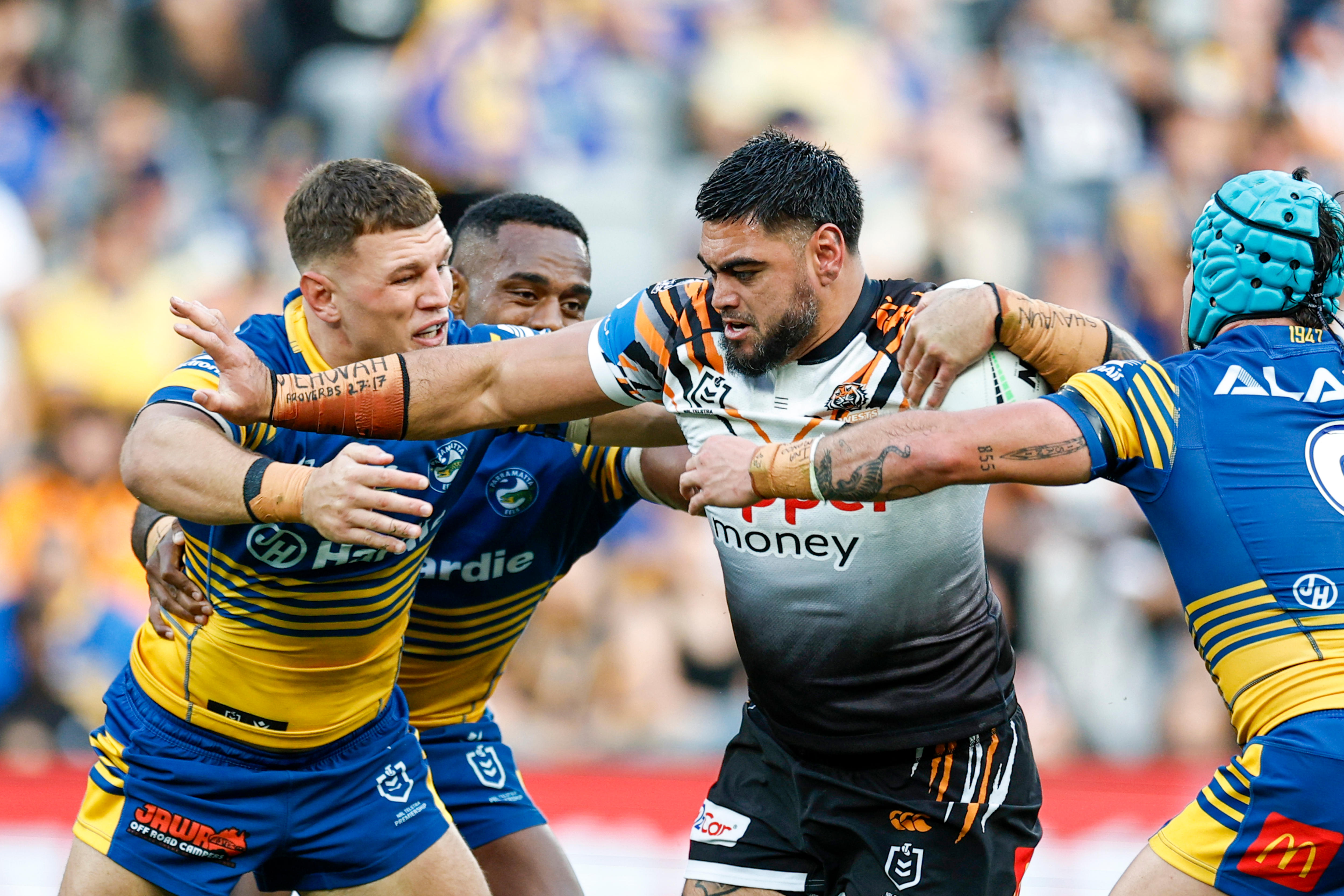 Royce Hunt corre a bola para Wests Tigers 