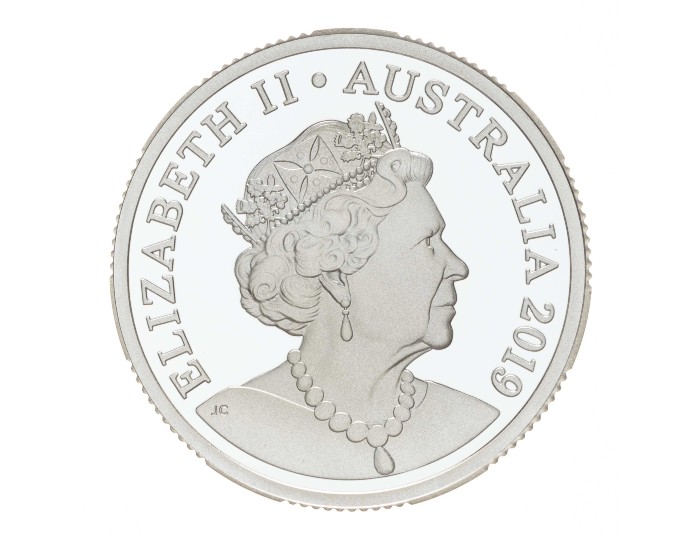 Una moneda australiana de 2019 que presenta una nueva efigie de la reina Isabel II como una anciana.  Lleva un collar y una corona. 