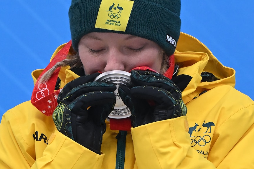 Jaclyn Narracott kisses her silver medal.