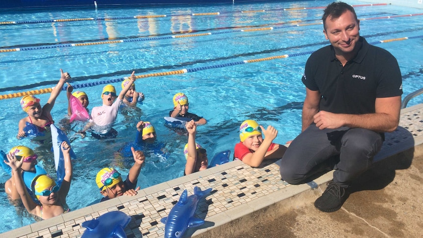 Ian Thorpe encourages young swimmers at the Port Macquarie public pool.