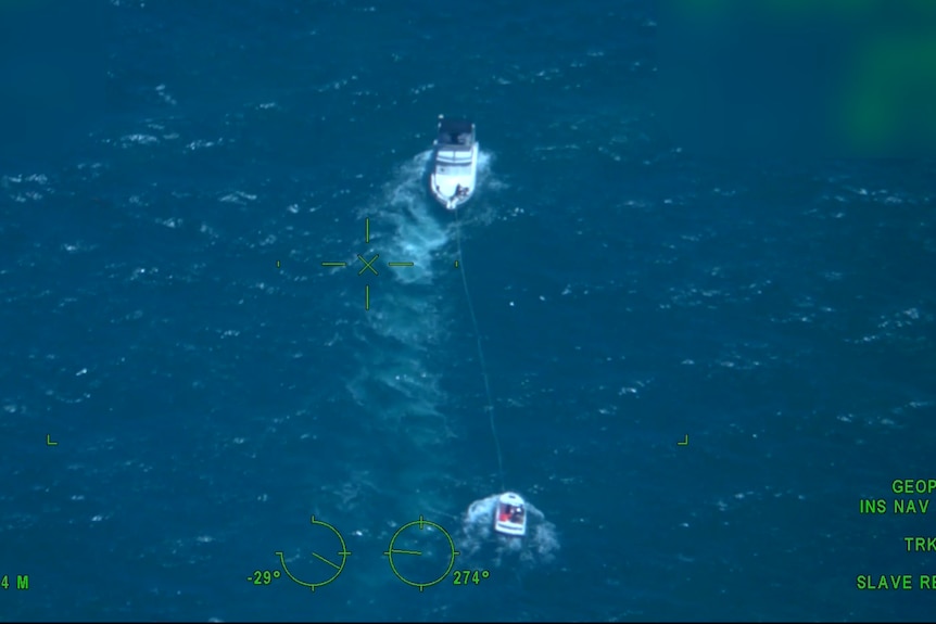 Imagen aérea de barcos en el océano. 