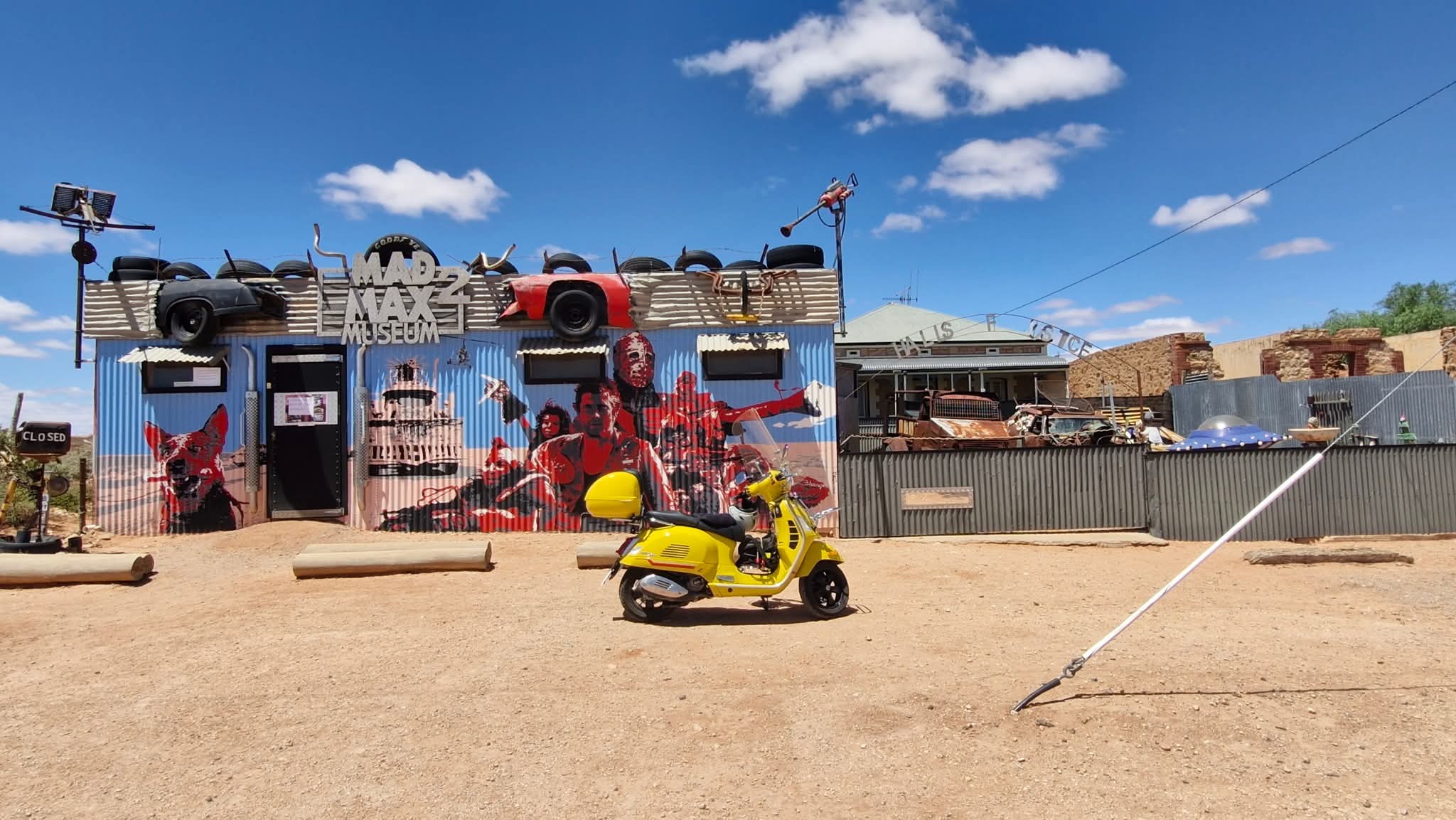 Una Vespa amarilla estacionada frente al museo Mad Max 2 al oeste de Broken Hill.
