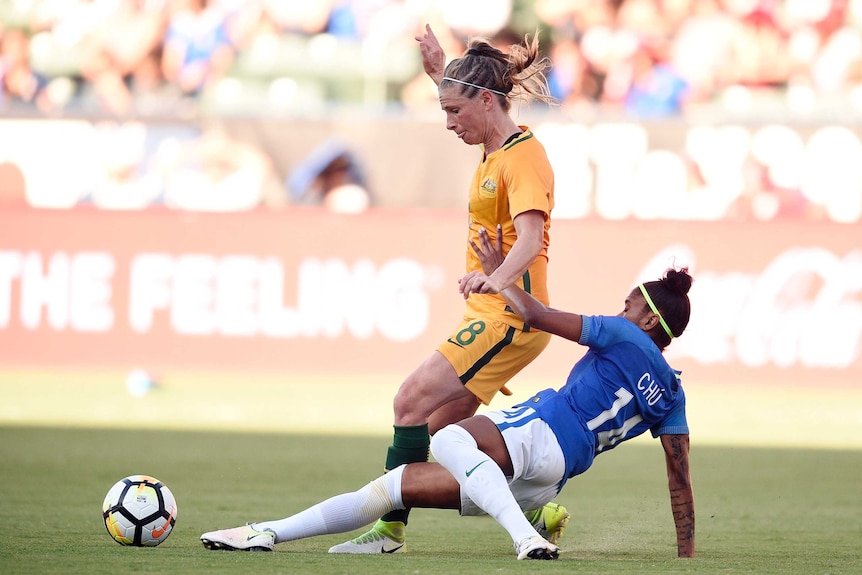 Elise Kellond-Knight stands in an attempted tackle from Chu.