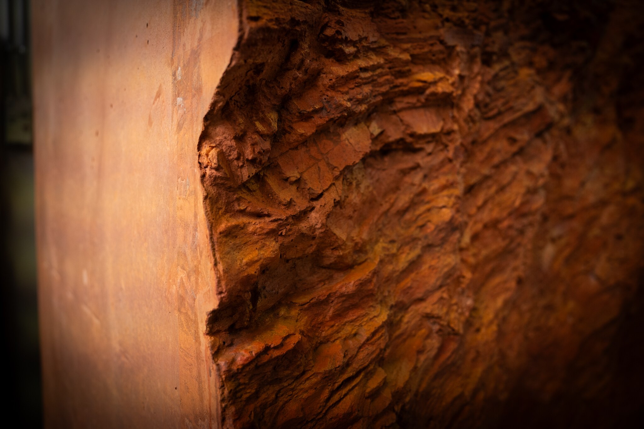 Um modelo em acrílico de uma rocha em Pilbara, pendurado na parede.