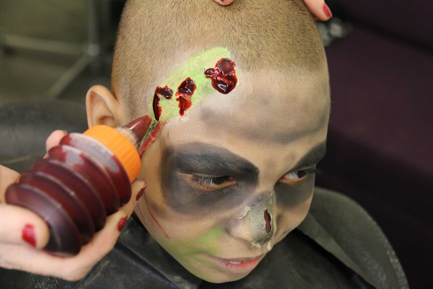 Sarah Cameron adds fake blood to her son's face