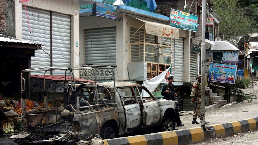 Car destroyed by Pakistan suicide bomb