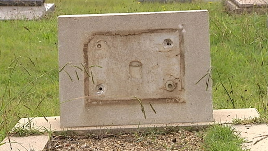ACT Police say 46 bronze plaques have been taken from the Hall cemetery.