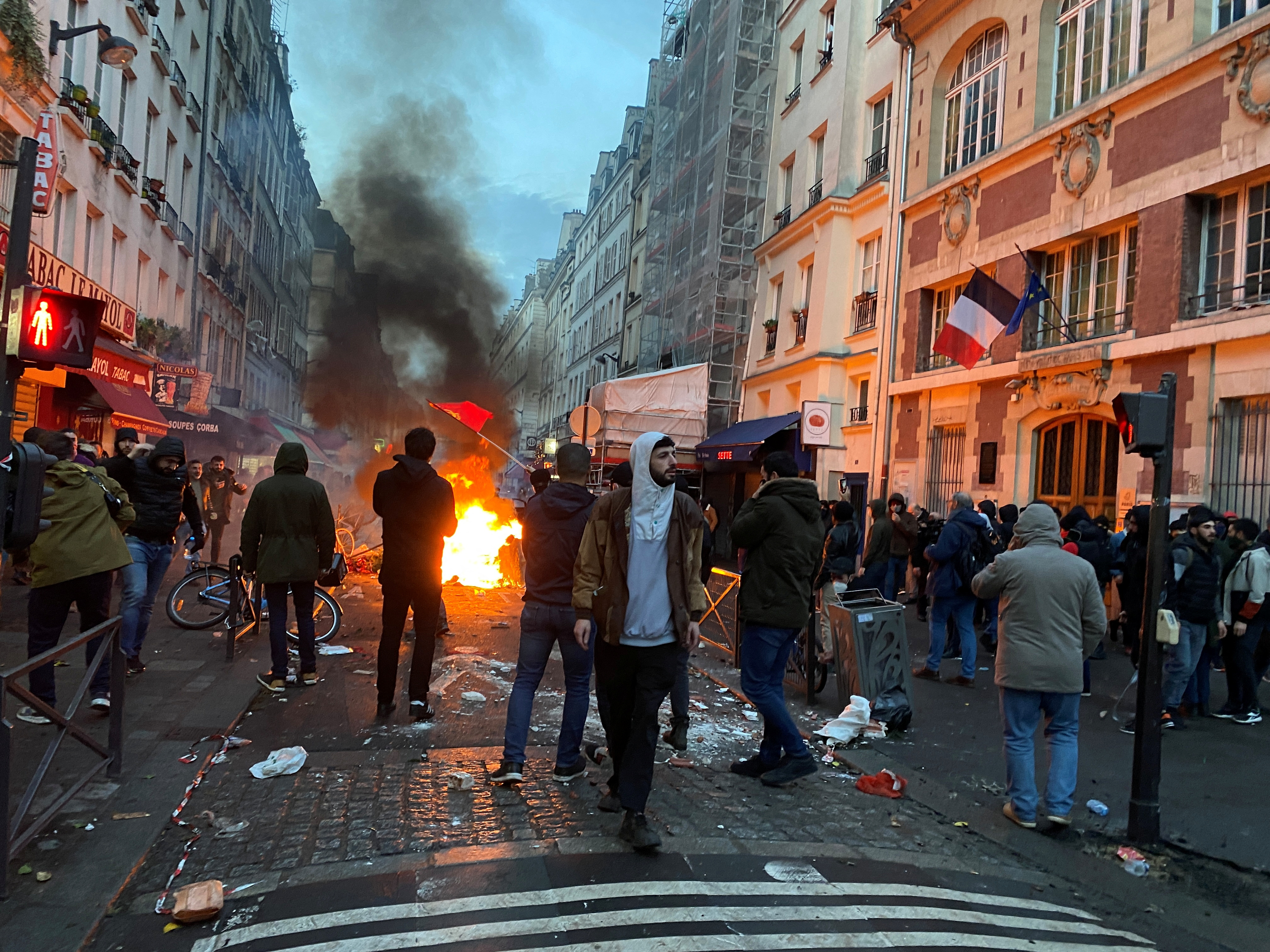 在 Rue d'Enghien 附近的示威活动中，抗议者与法国警察发生冲突。