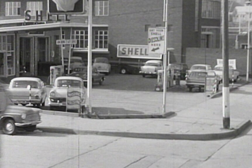 Cars at a Shell petrol station in an Australian city in the 1960s.