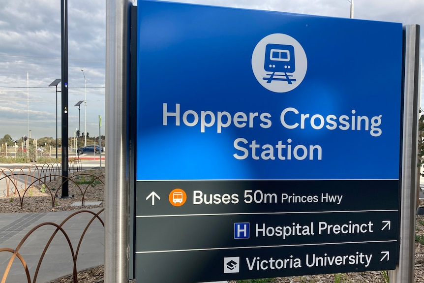 A sign for Hoppers Crossing Station.