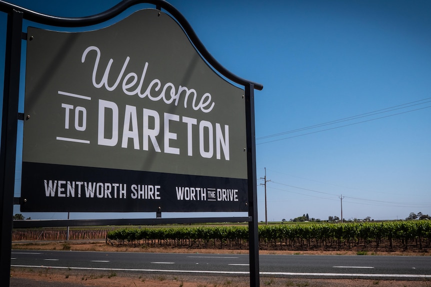 Welcome to Dareton sign