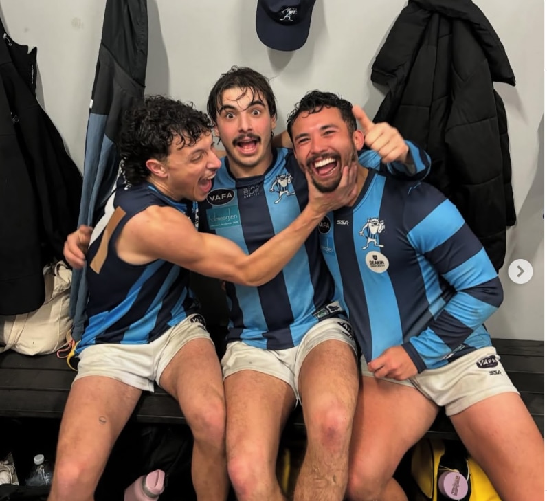 Três jogadores da AFL abraçando e rindo